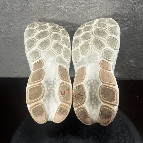 New Balance Fresh Foam X More v4 Womens Sz 8B White Gold Metallic Running Shoes - Picture 10 of 10